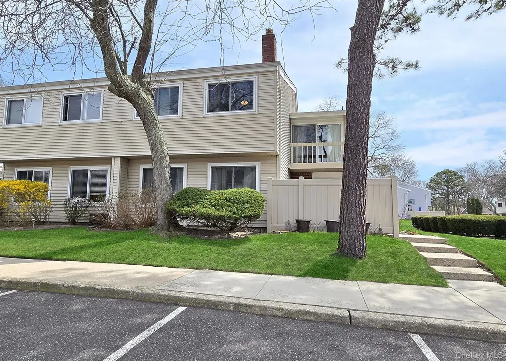 232 Springmeadow Drive Holbrook NY 11741