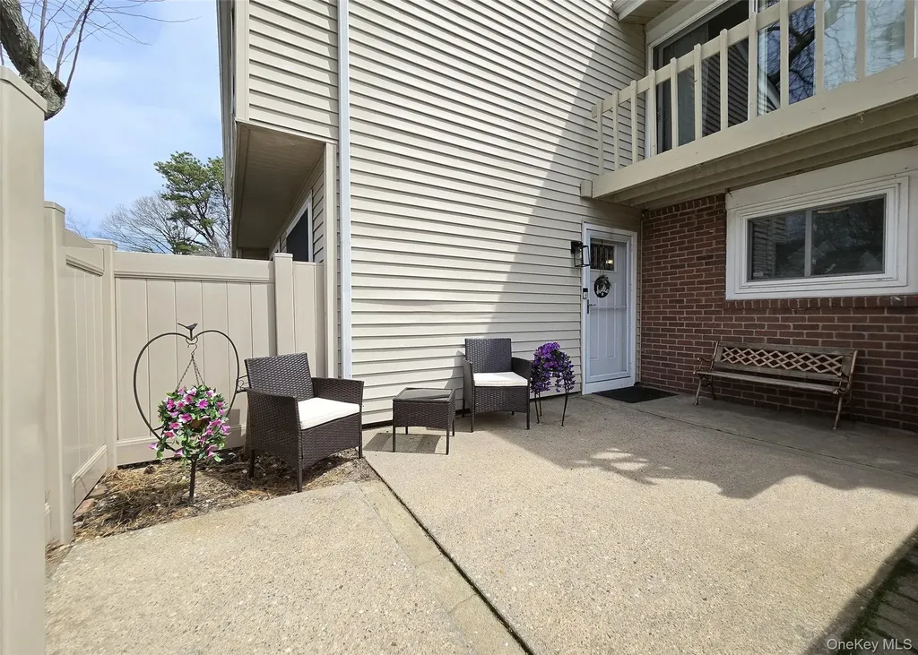 232 Springmeadow Drive Holbrook NY 11741