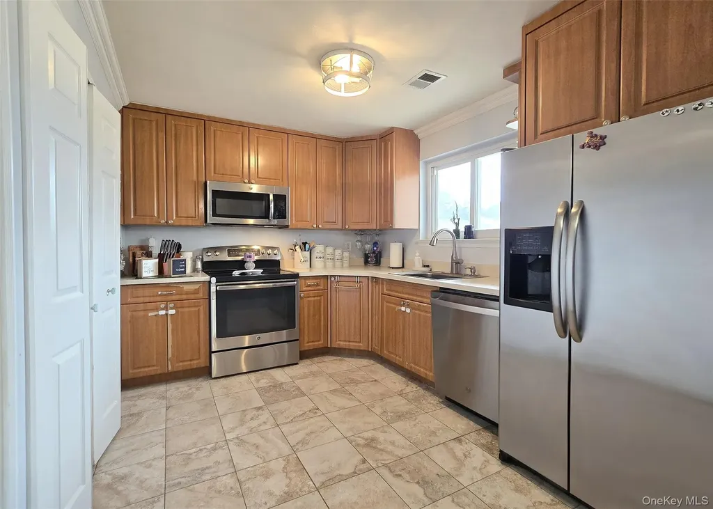 232 Springmeadow Drive Holbrook NY 11741