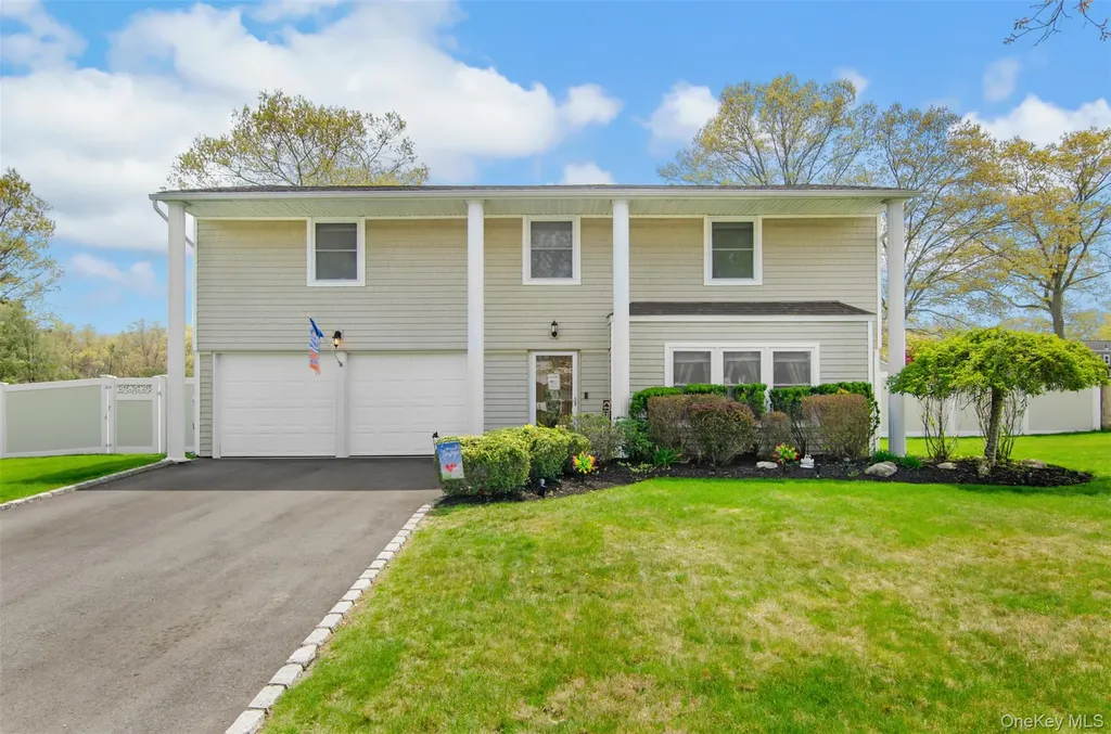 18 Calicotree Lane Coram NY 11727