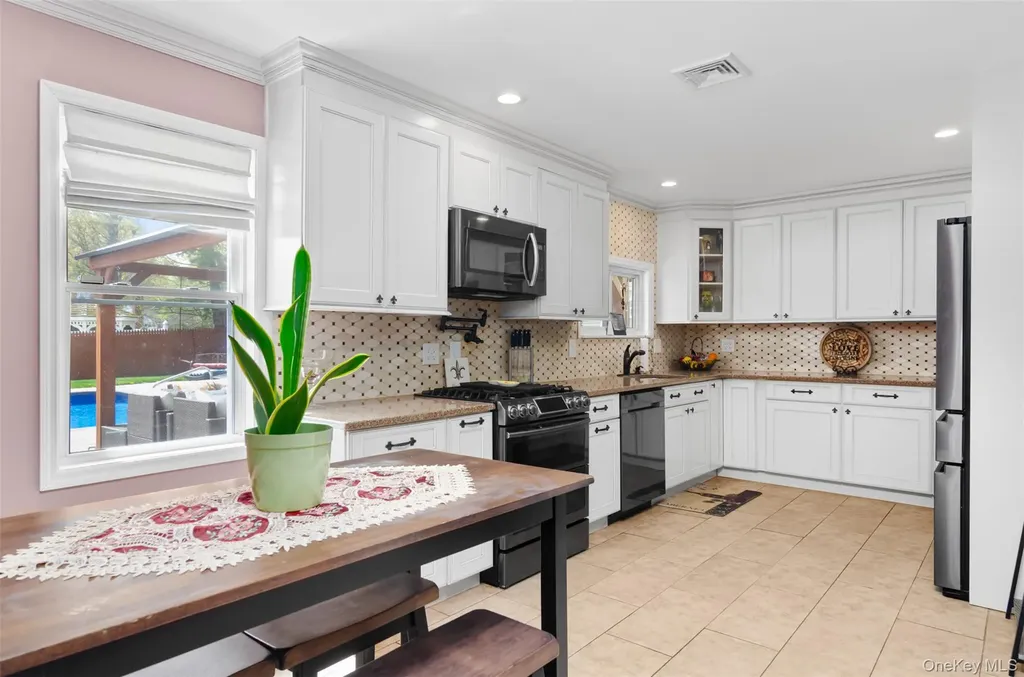 18 Calicotree Lane Coram NY 11727