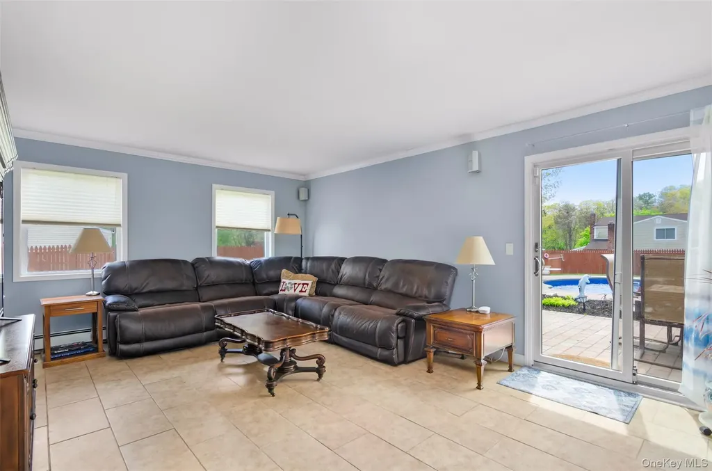 18 Calicotree Lane Coram NY 11727