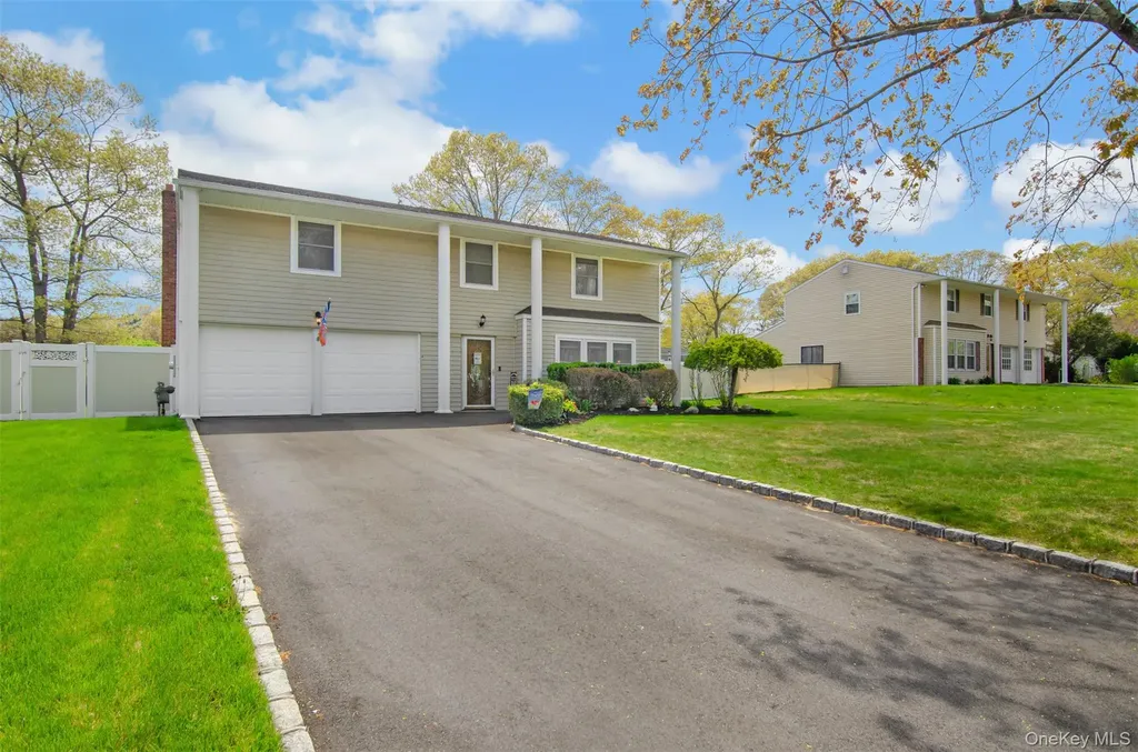 18 Calicotree Lane Coram NY 11727