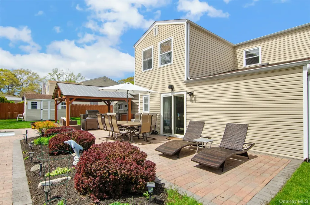 18 Calicotree Lane Coram NY 11727