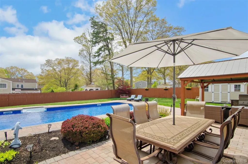 18 Calicotree Lane Coram NY 11727