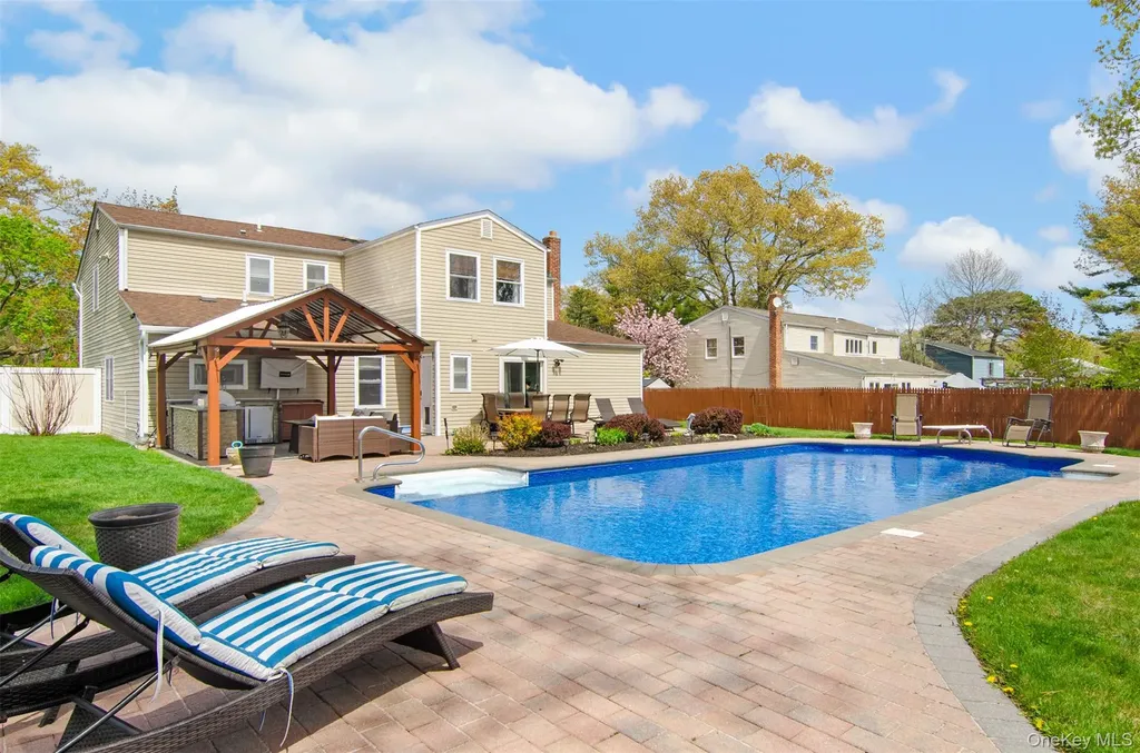 18 Calicotree Lane Coram NY 11727