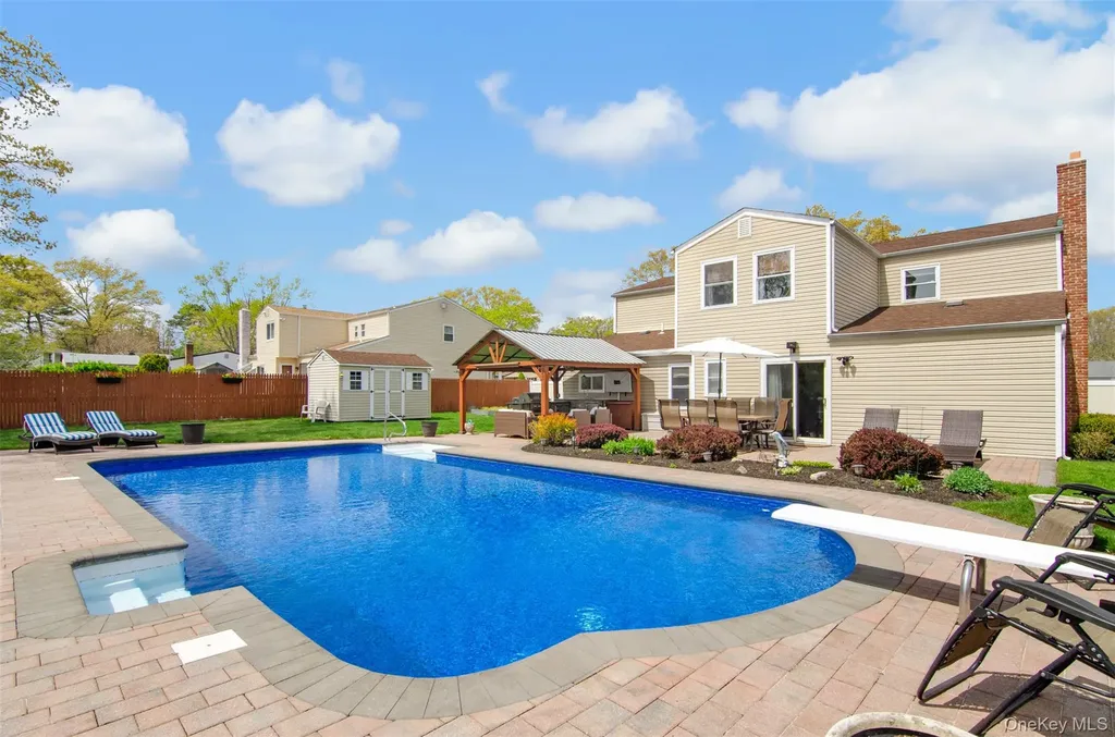 18 Calicotree Lane Coram NY 11727