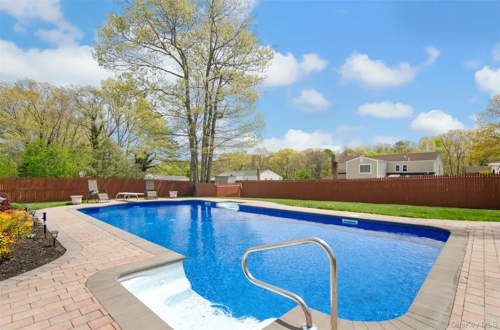 18 Calicotree Lane Coram NY 11727
