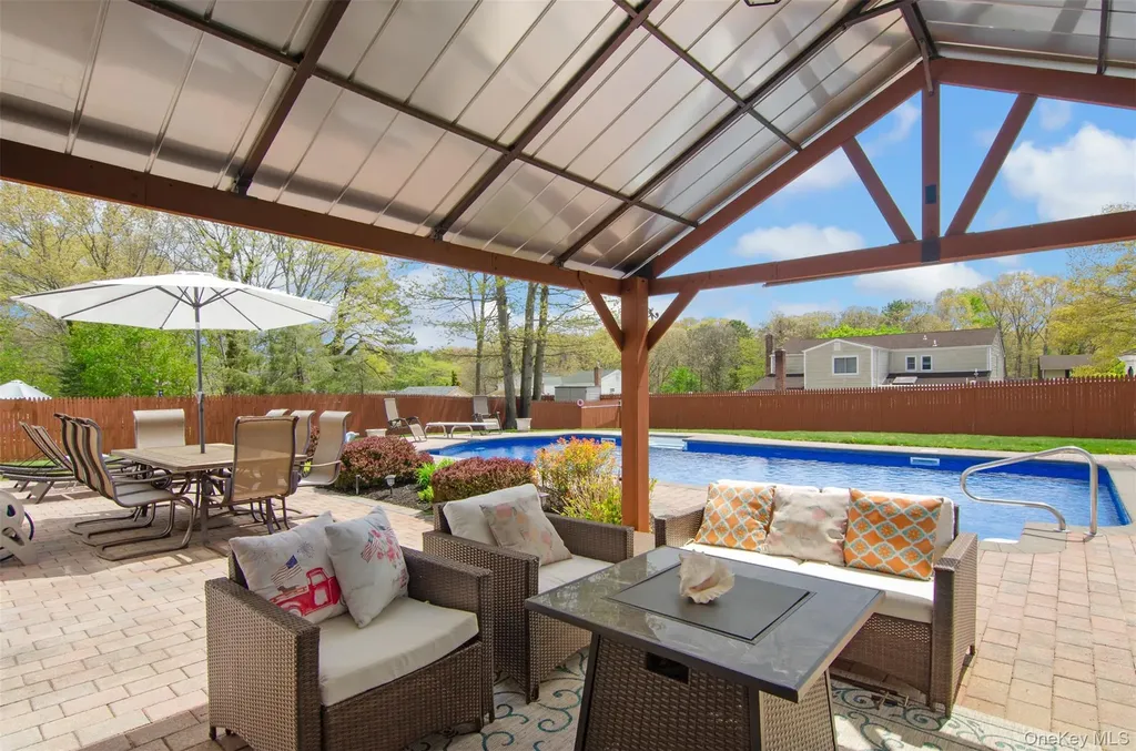 18 Calicotree Lane Coram NY 11727