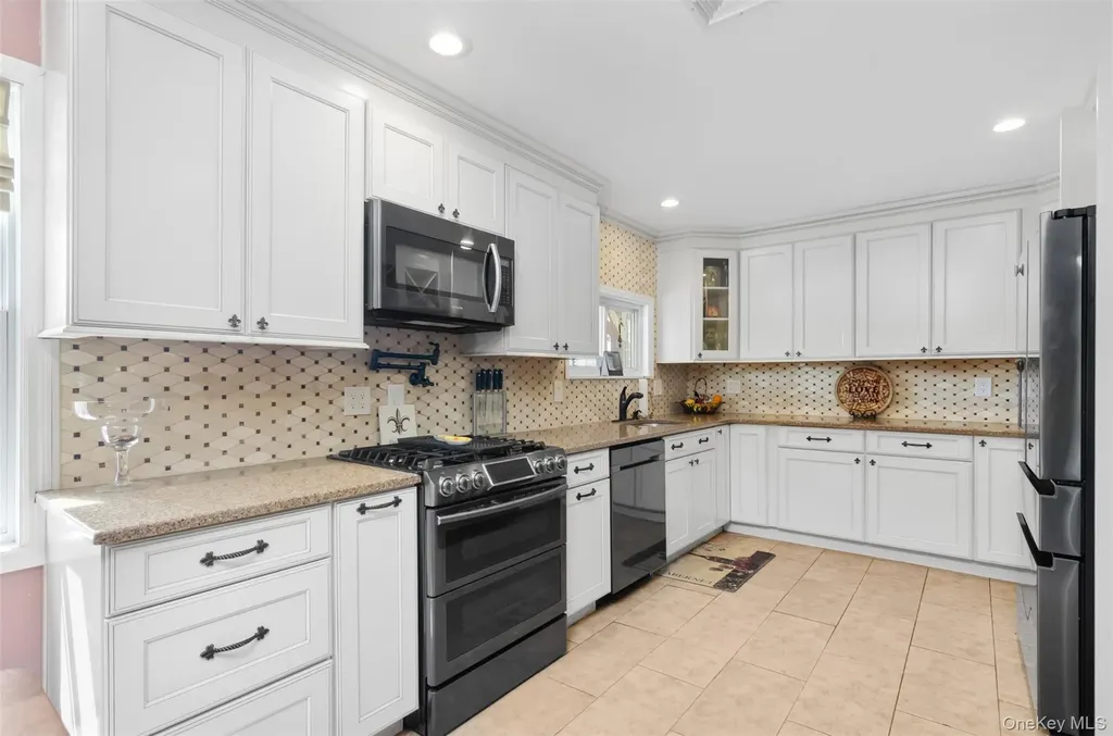 18 Calicotree Lane Coram NY 11727