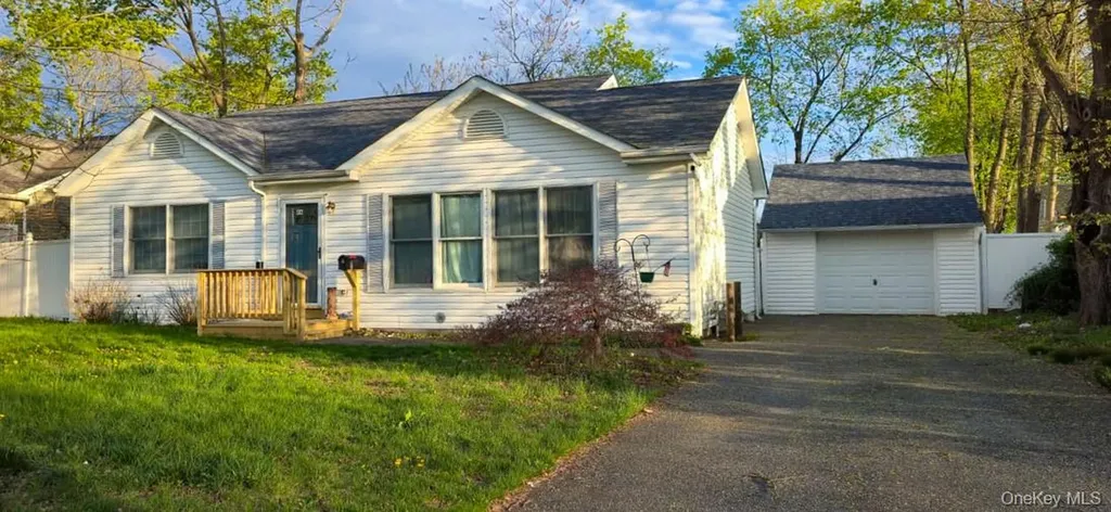 46 E Maple Street Central Islip NY 11722