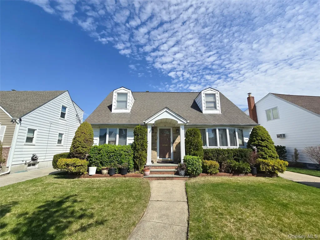 29 Tenafly Drive New Hyde Park NY 11040