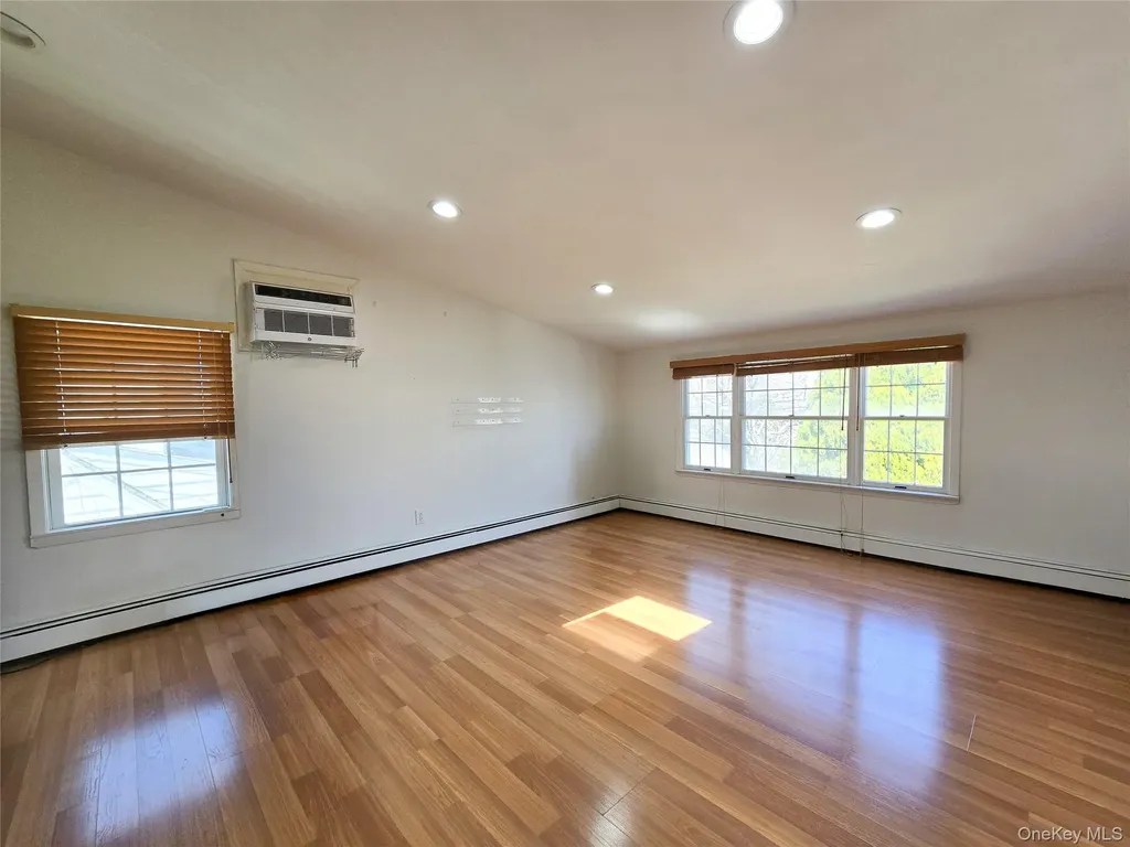 29 Tenafly Drive New Hyde Park NY 11040