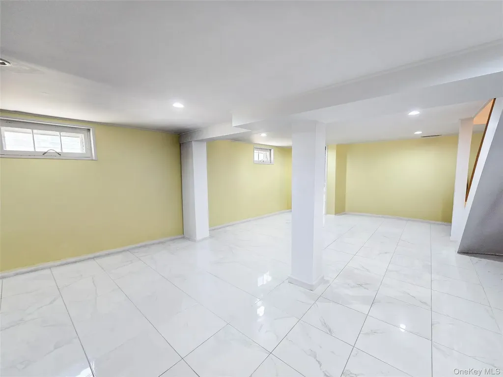 29 Tenafly Drive New Hyde Park NY 11040