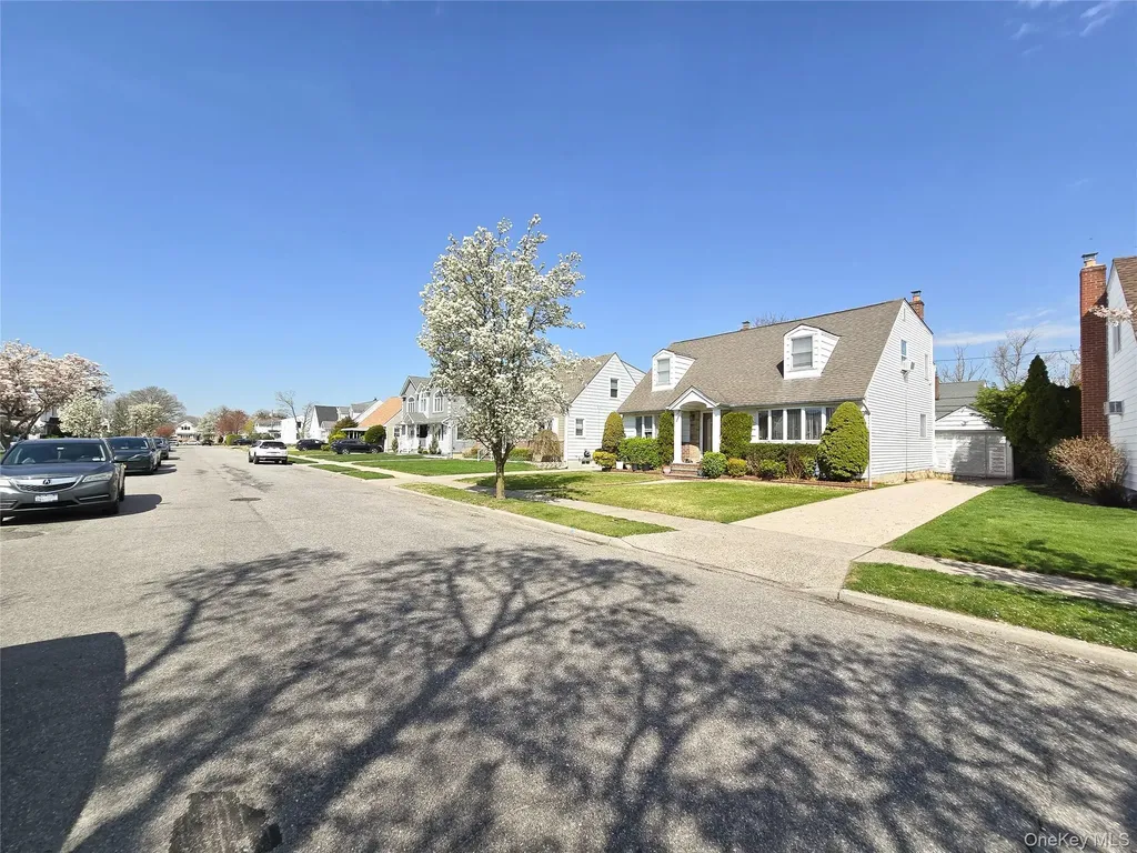 29 Tenafly Drive New Hyde Park NY 11040