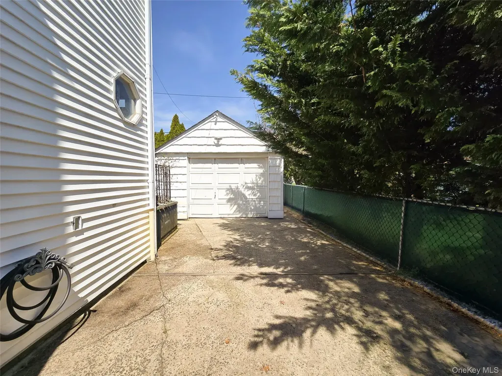29 Tenafly Drive New Hyde Park NY 11040