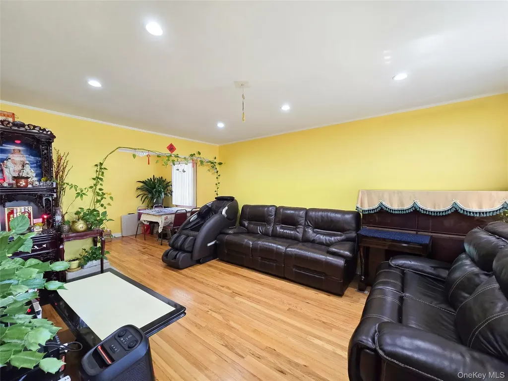 29 Tenafly Drive New Hyde Park NY 11040