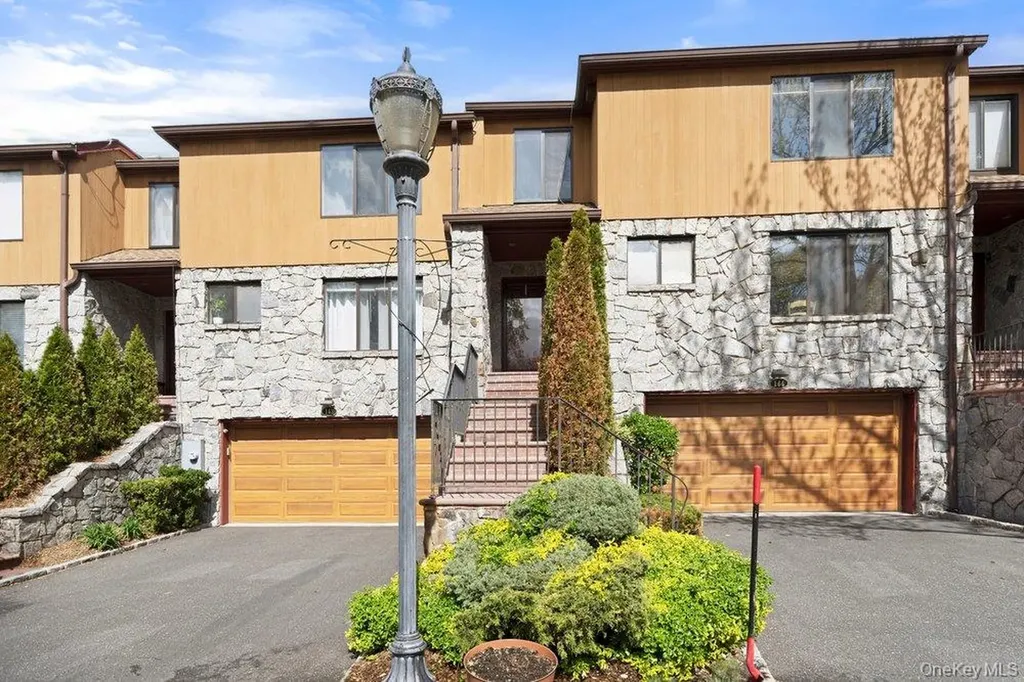 144 The Crescent Roslyn Heights NY 11577