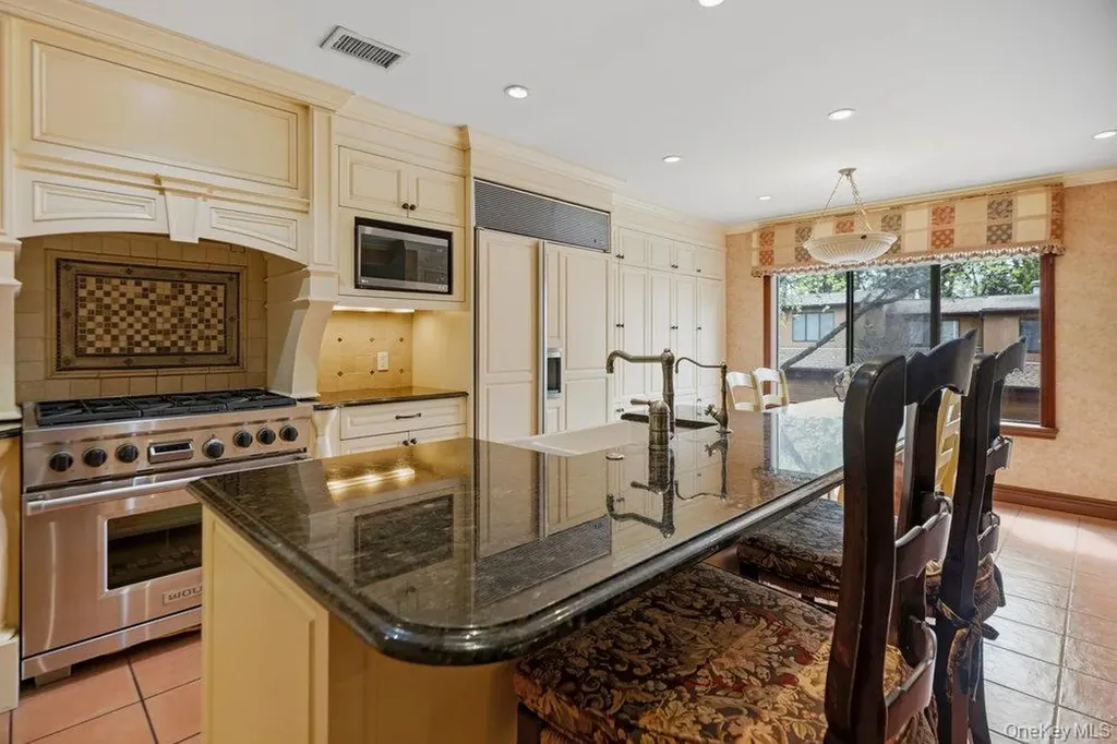144 The Crescent Roslyn Heights NY 11577
