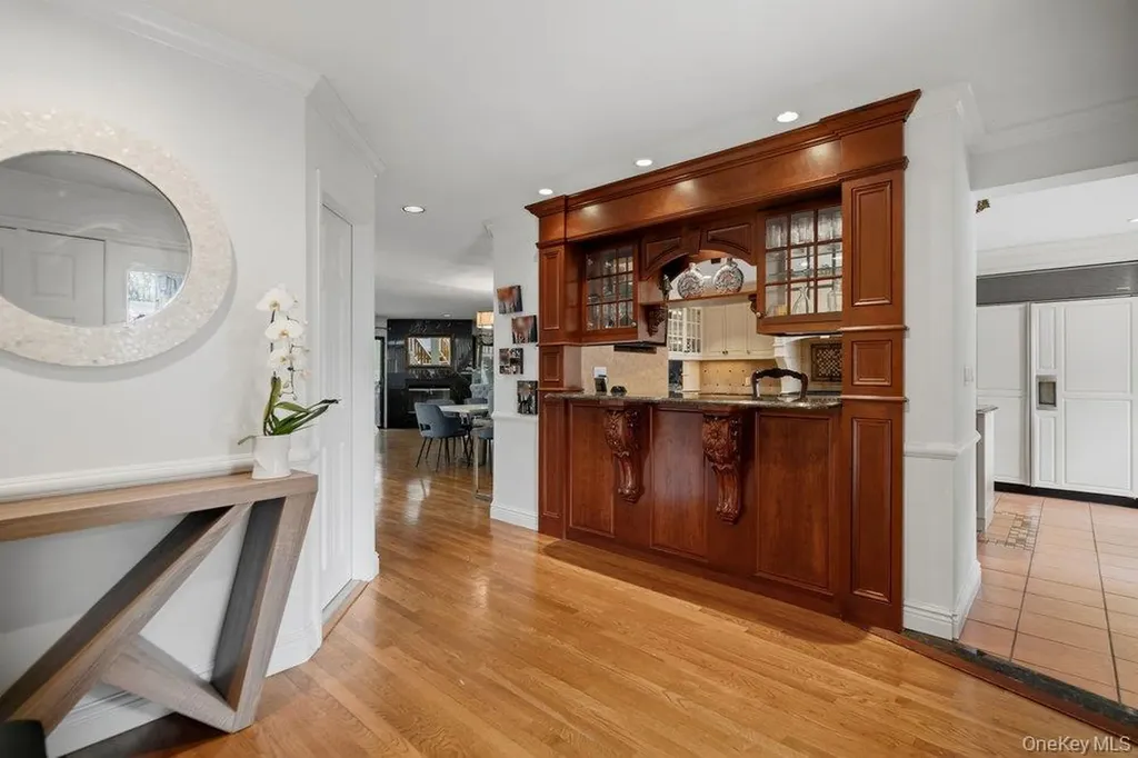 144 The Crescent Roslyn Heights NY 11577