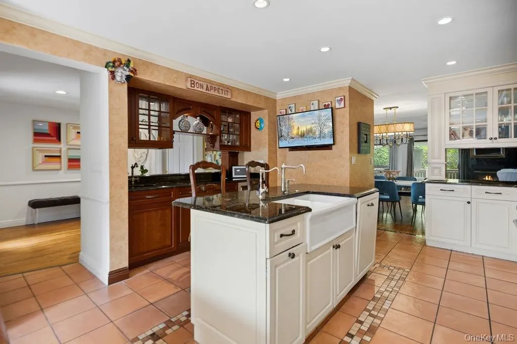 144 The Crescent Roslyn Heights NY 11577