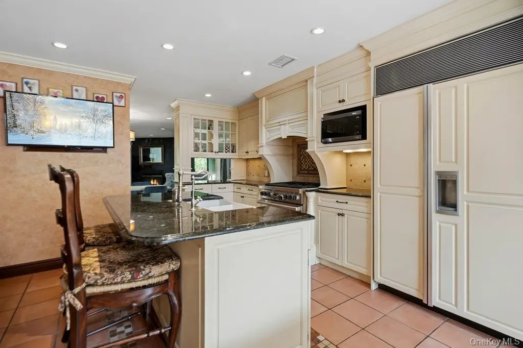 144 The Crescent Roslyn Heights NY 11577