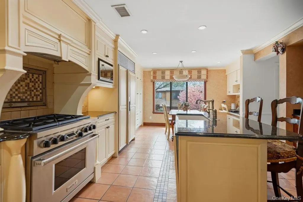144 The Crescent Roslyn Heights NY 11577