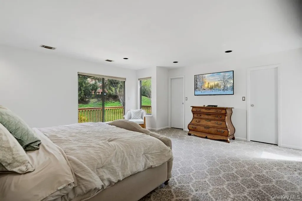 144 The Crescent Roslyn Heights NY 11577