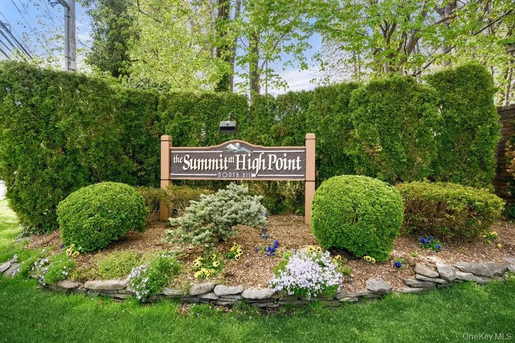 144 The Crescent Roslyn Heights NY 11577