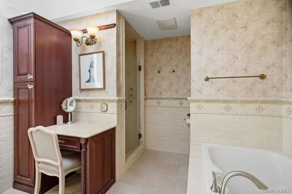 144 The Crescent Roslyn Heights NY 11577