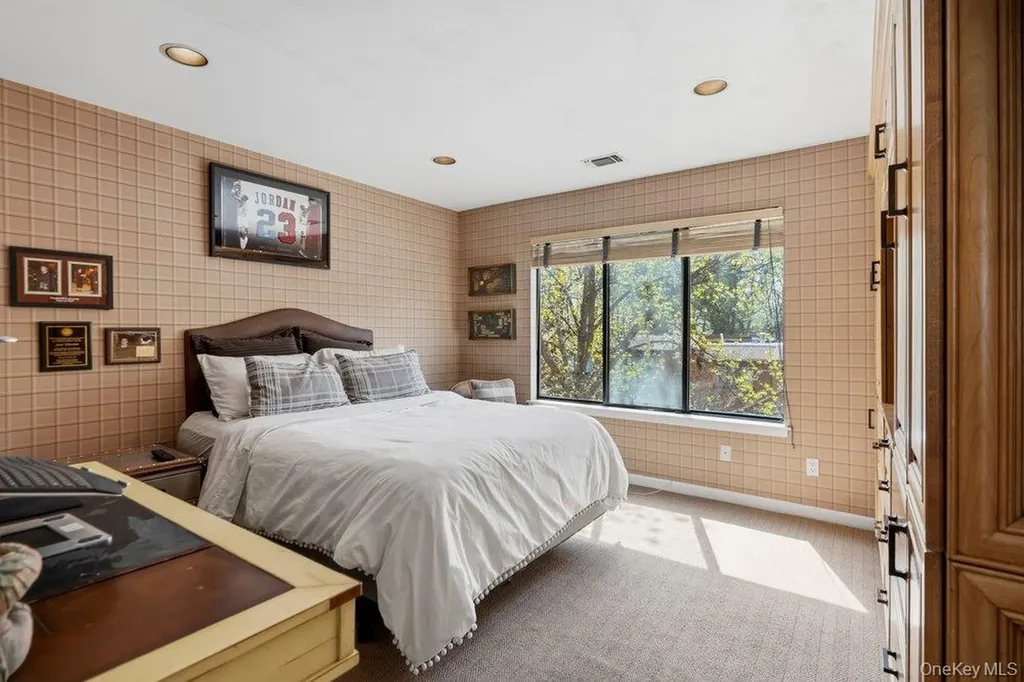 144 The Crescent Roslyn Heights NY 11577