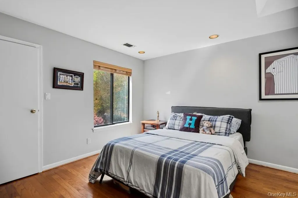 144 The Crescent Roslyn Heights NY 11577