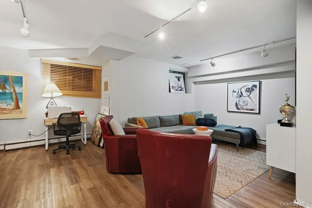 144 The Crescent Roslyn Heights NY 11577