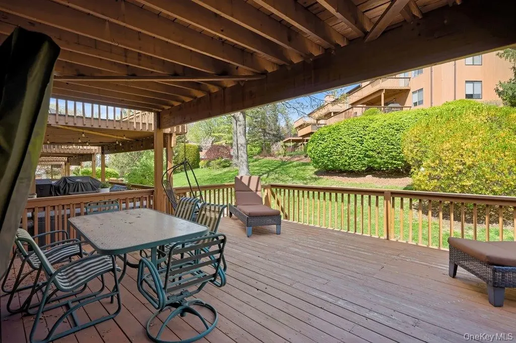 144 The Crescent Roslyn Heights NY 11577