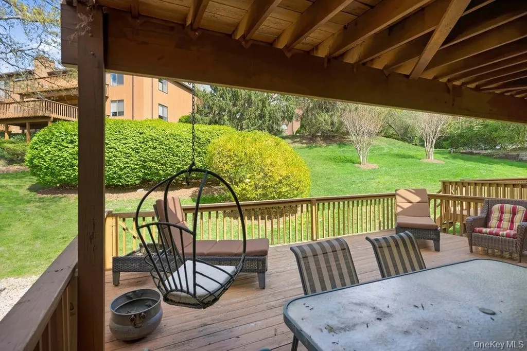 144 The Crescent Roslyn Heights NY 11577