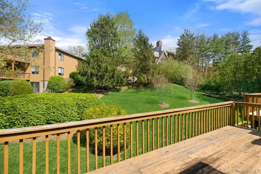 144 The Crescent Roslyn Heights NY 11577