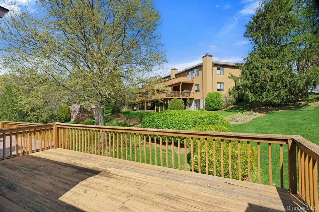 144 The Crescent Roslyn Heights NY 11577