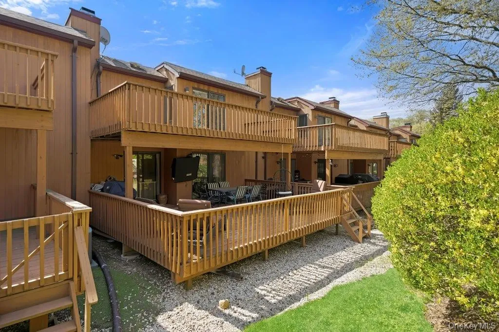 144 The Crescent Roslyn Heights NY 11577