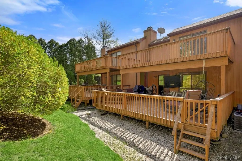 144 The Crescent Roslyn Heights NY 11577