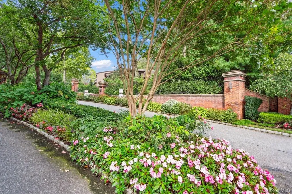 144 The Crescent Roslyn Heights NY 11577