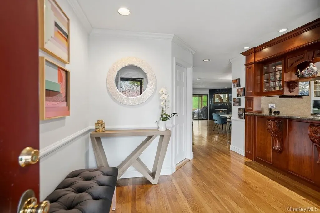 144 The Crescent Roslyn Heights NY 11577