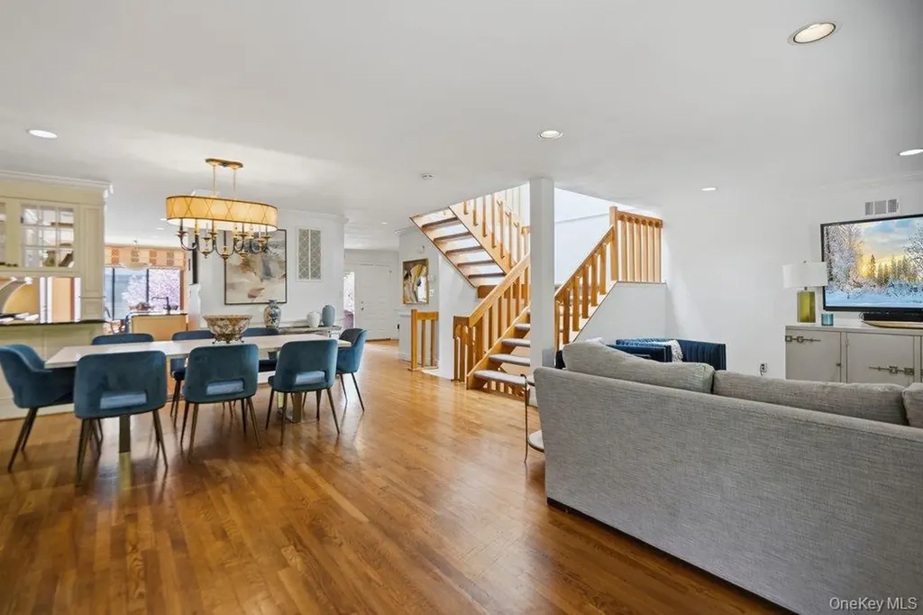 144 The Crescent Roslyn Heights NY 11577