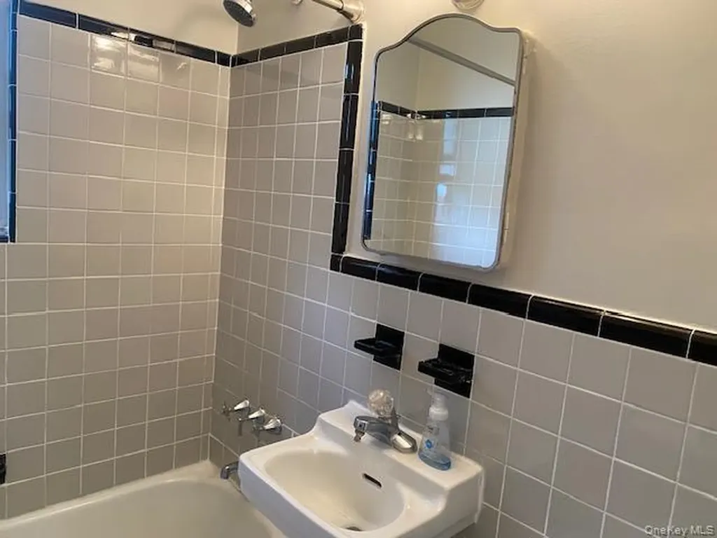 263-06 73rd Avenue Glen Oaks NY 11004