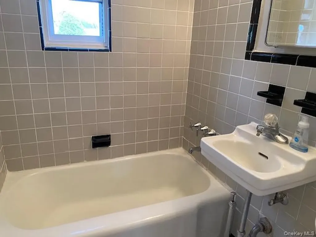 263-06 73rd Avenue Glen Oaks NY 11004