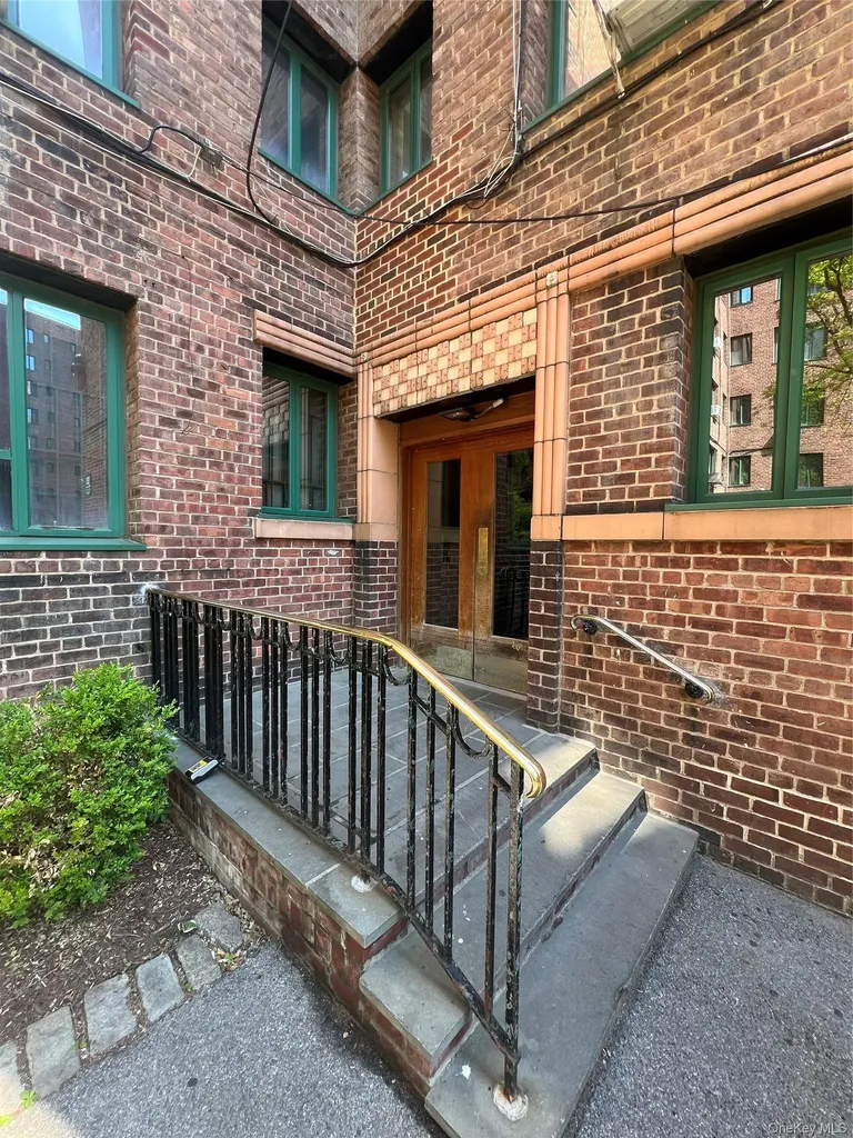 1503 Metropolitan Bronx NY 10462