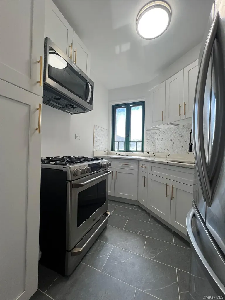 1503 Metropolitan Bronx NY 10462