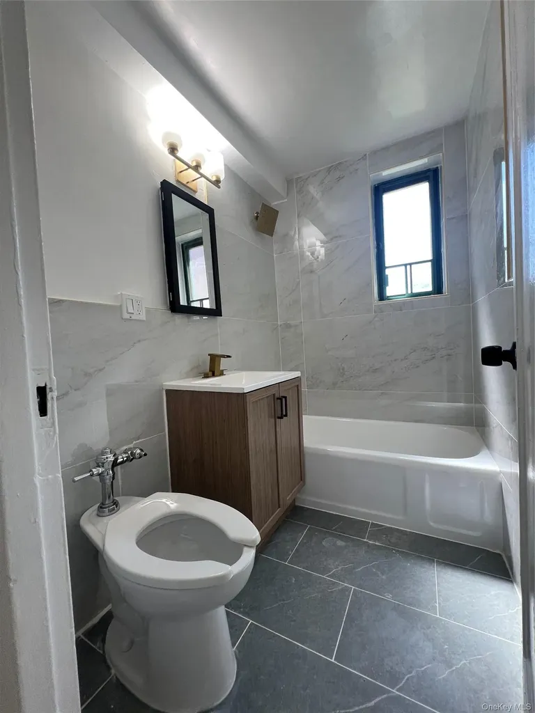 1503 Metropolitan Bronx NY 10462