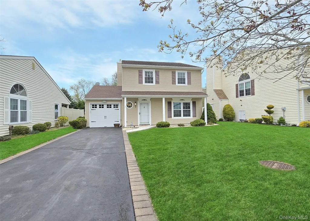 7 Peacock Path Coram NY 11727