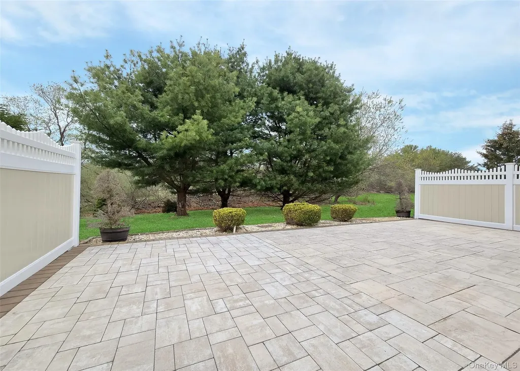 7 Peacock Path Coram NY 11727