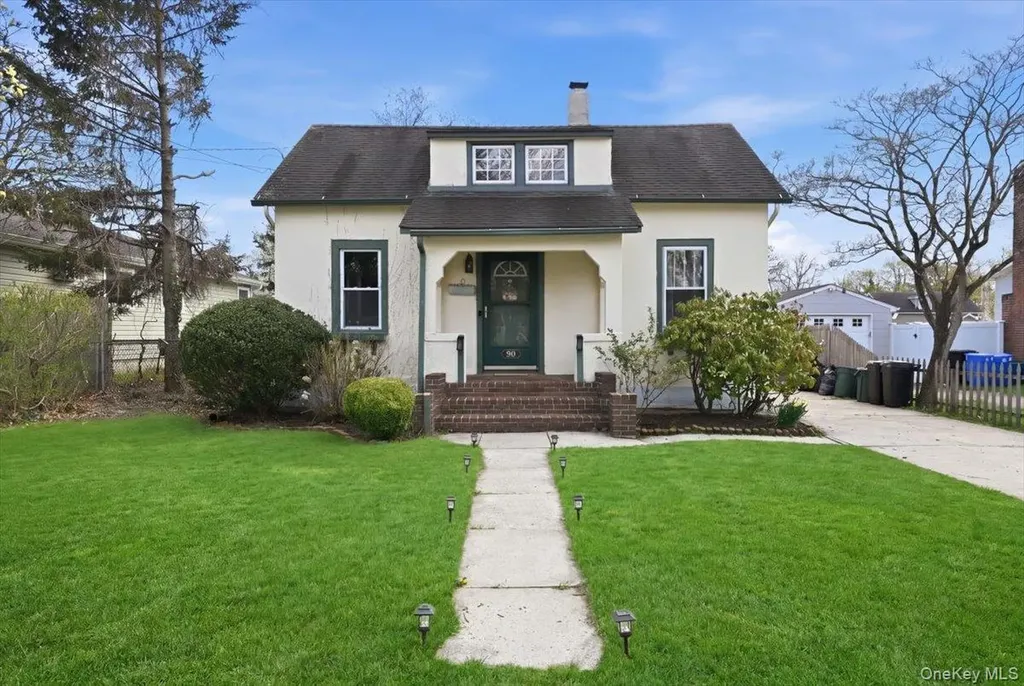 36 Pine Street Islip NY 11751
